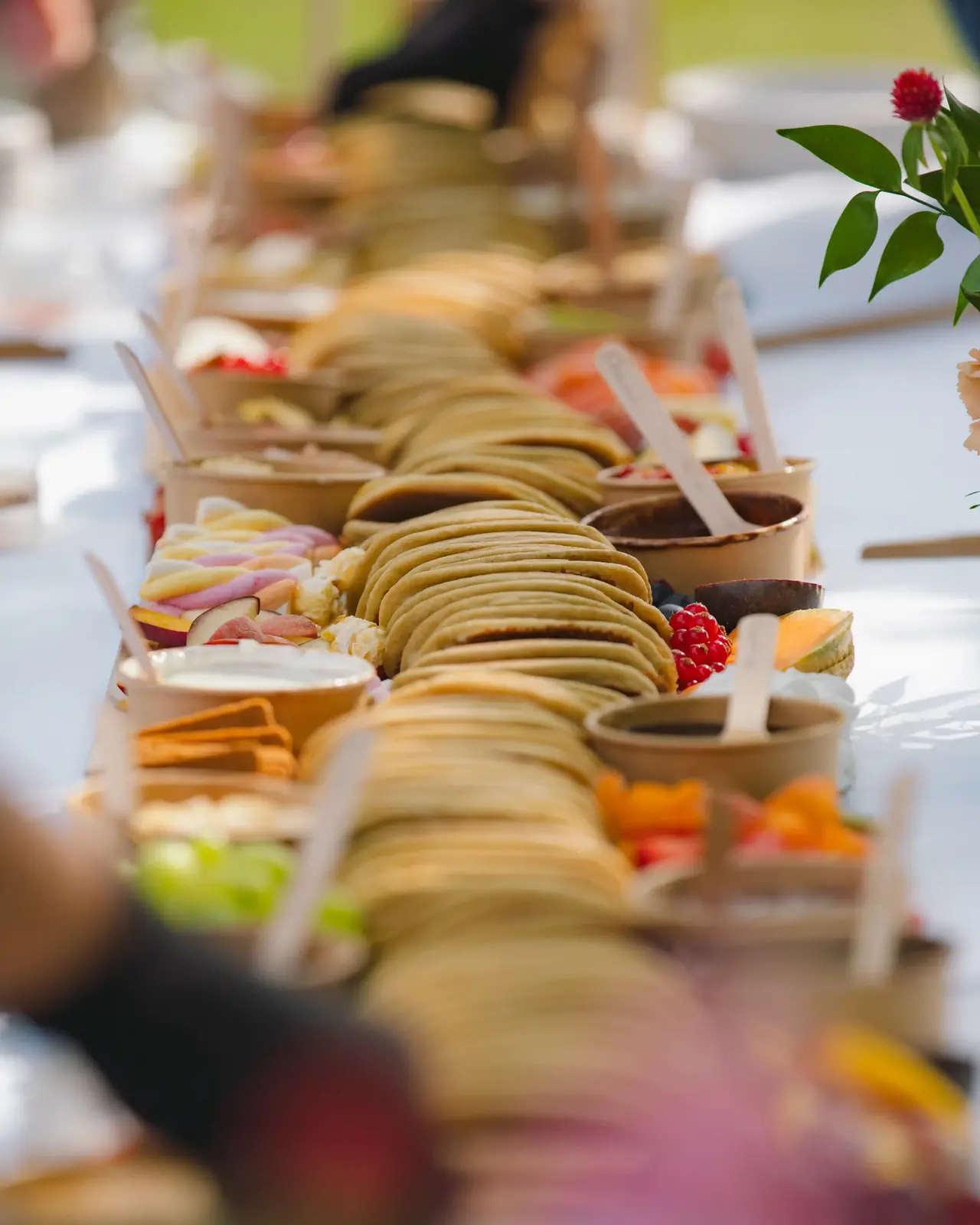 Longue tablée de pancakes et garnitures pour une réception