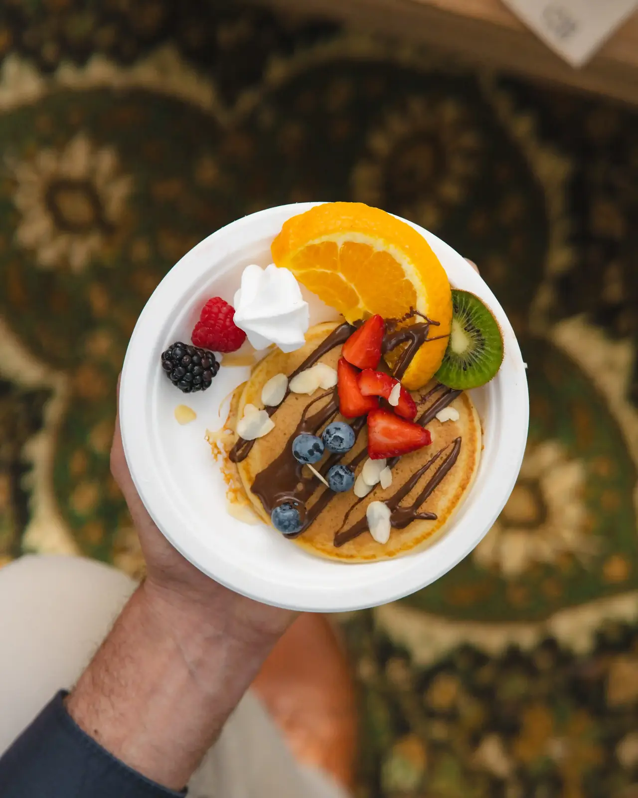 Buffet de pancakes fleuri dressé pour une réception en extérieur