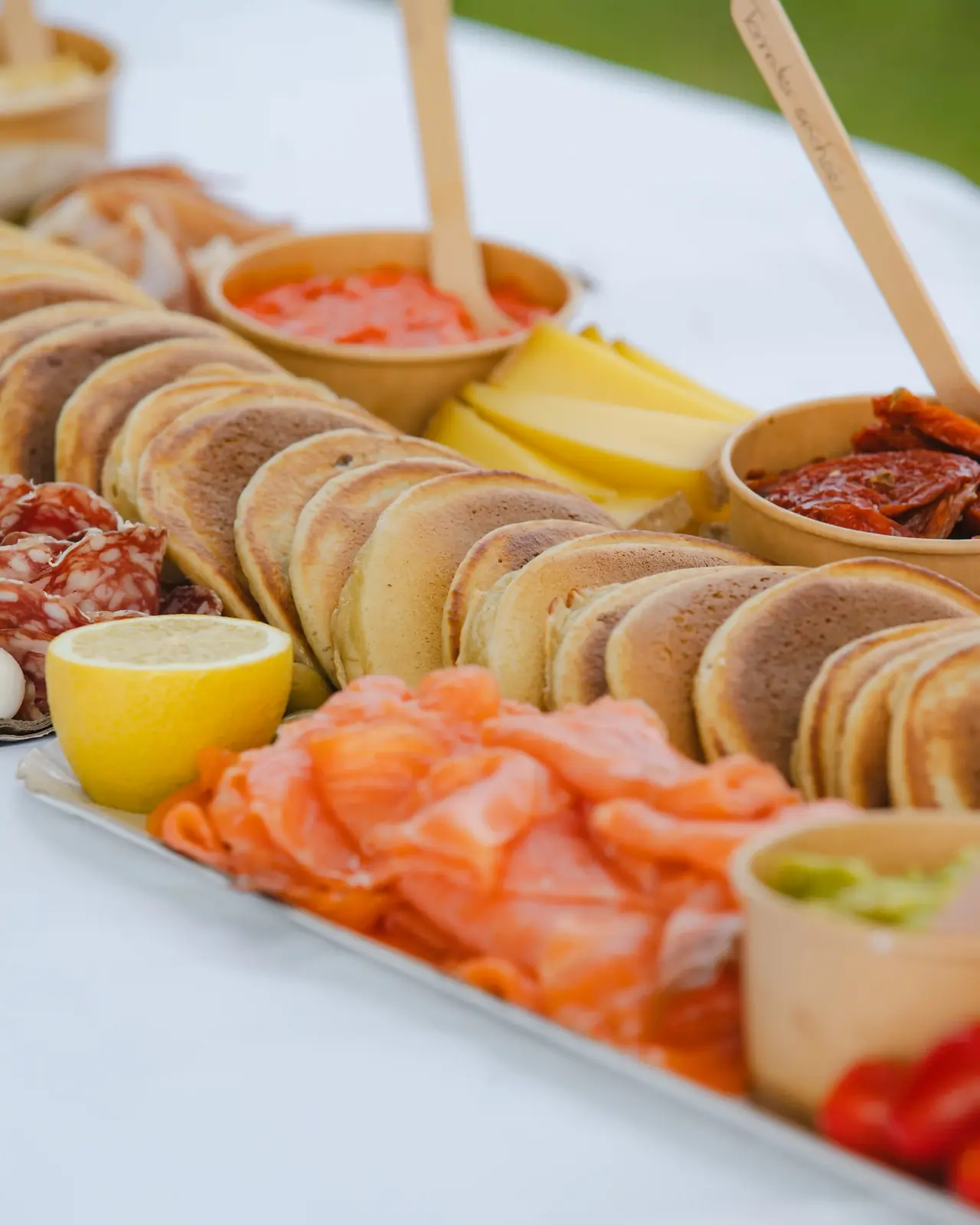 Buffet salé de pancakes, saumon fumé et charcuterie