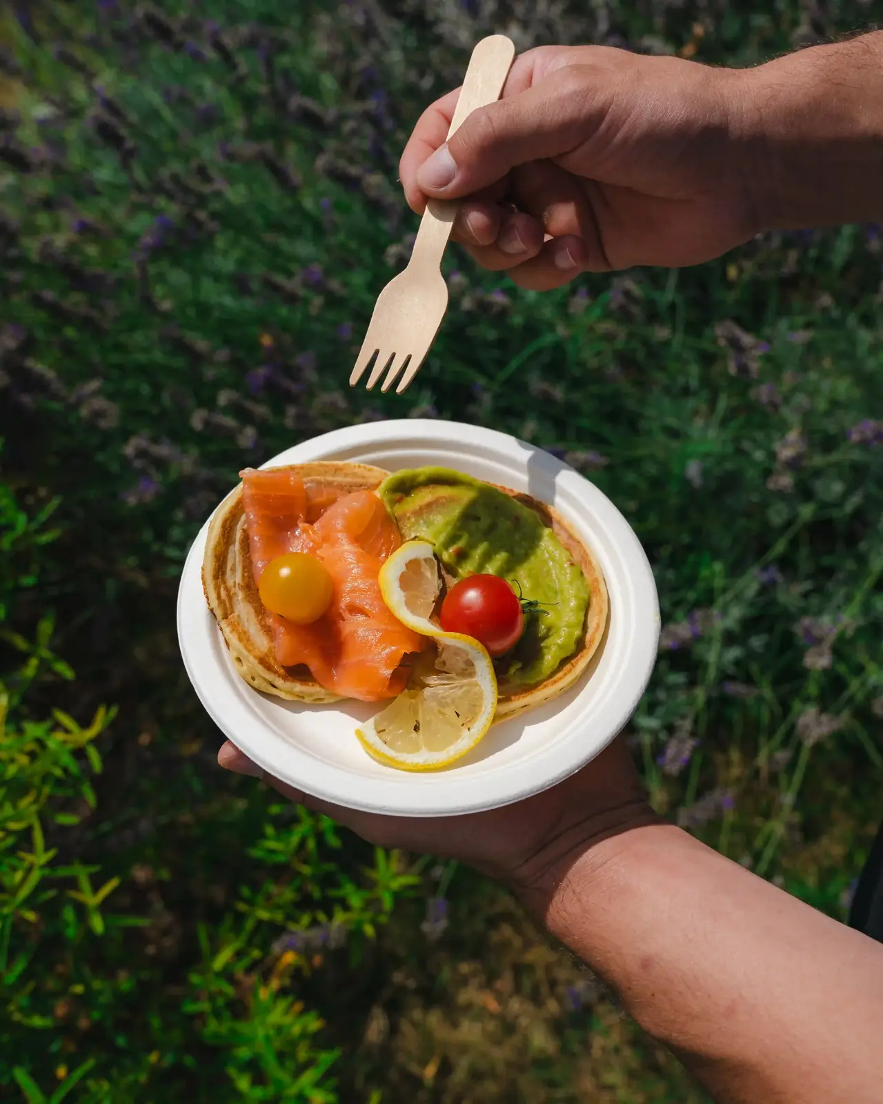 Pancake au saumon fumé et guacamole servi en assiette