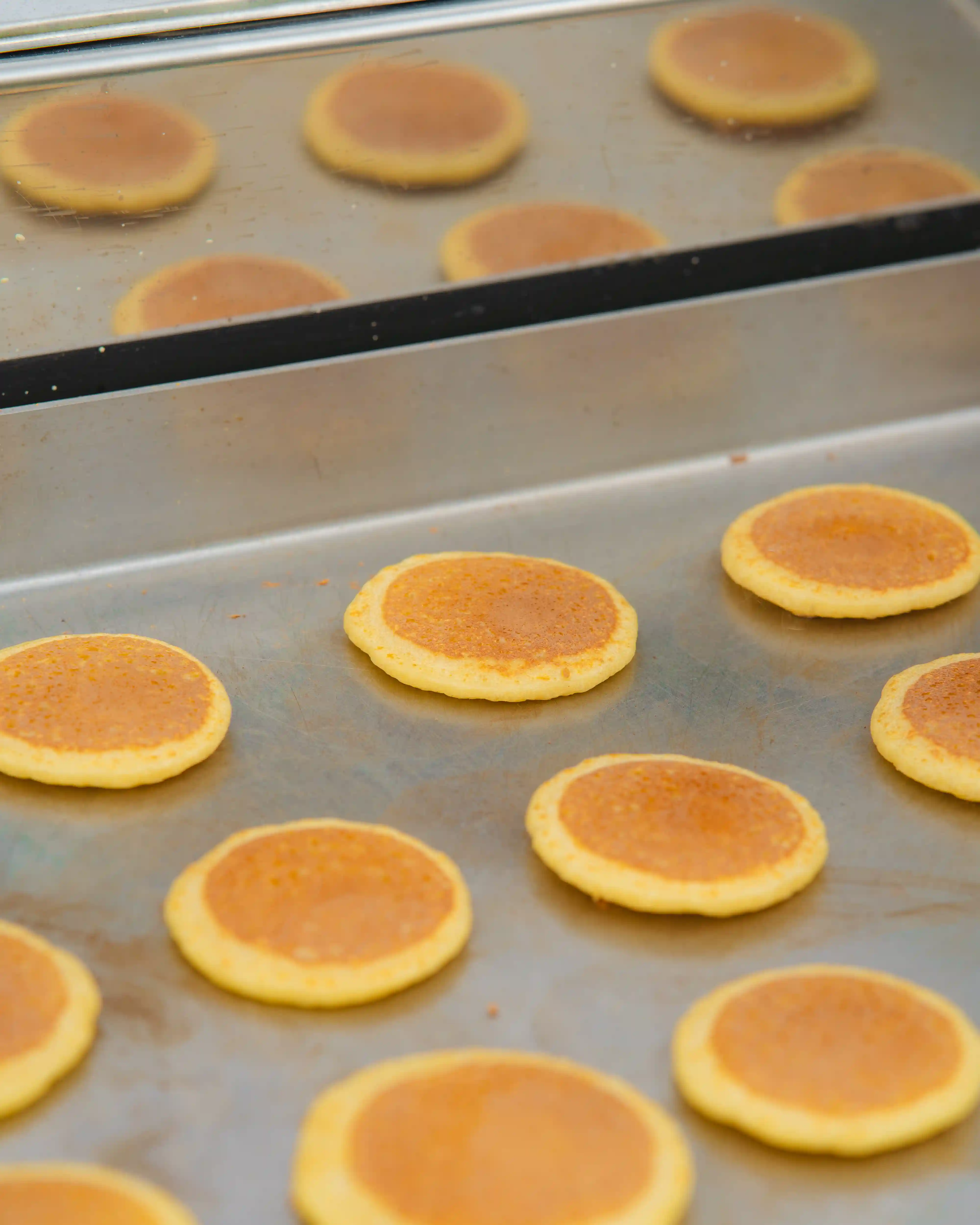 Mini-pancakes dorant sur la plancha du triporteur