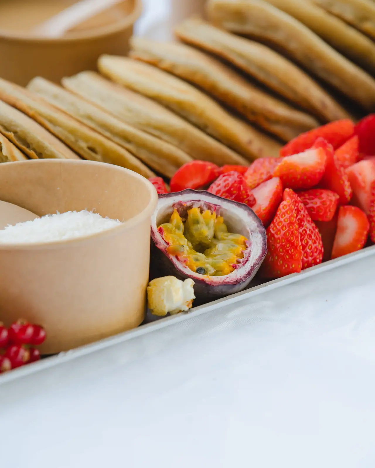 Plateau sucré de pancakes, fraises et fruit de la passion
