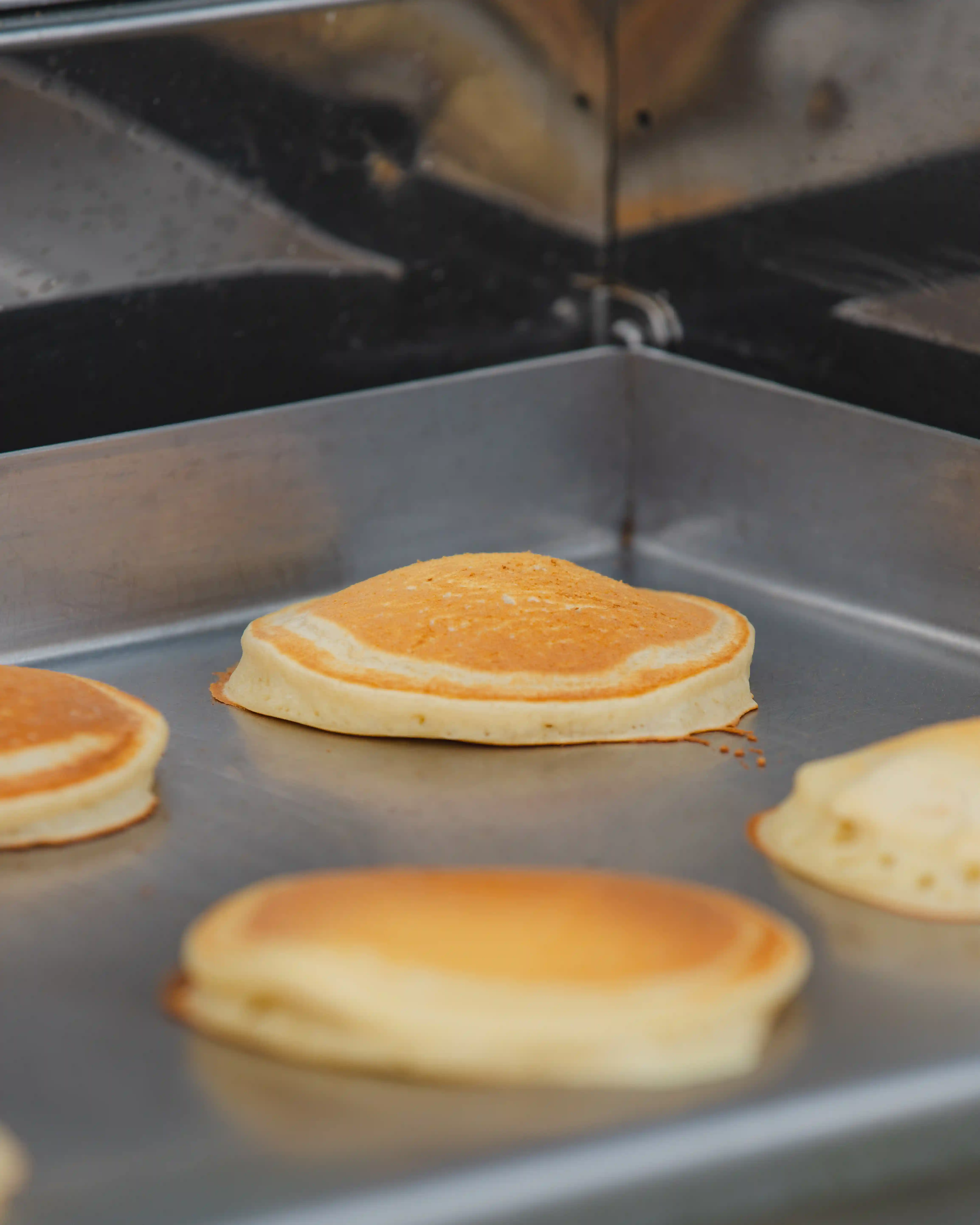 Pancakes en cours de cuisson sur la plancha
